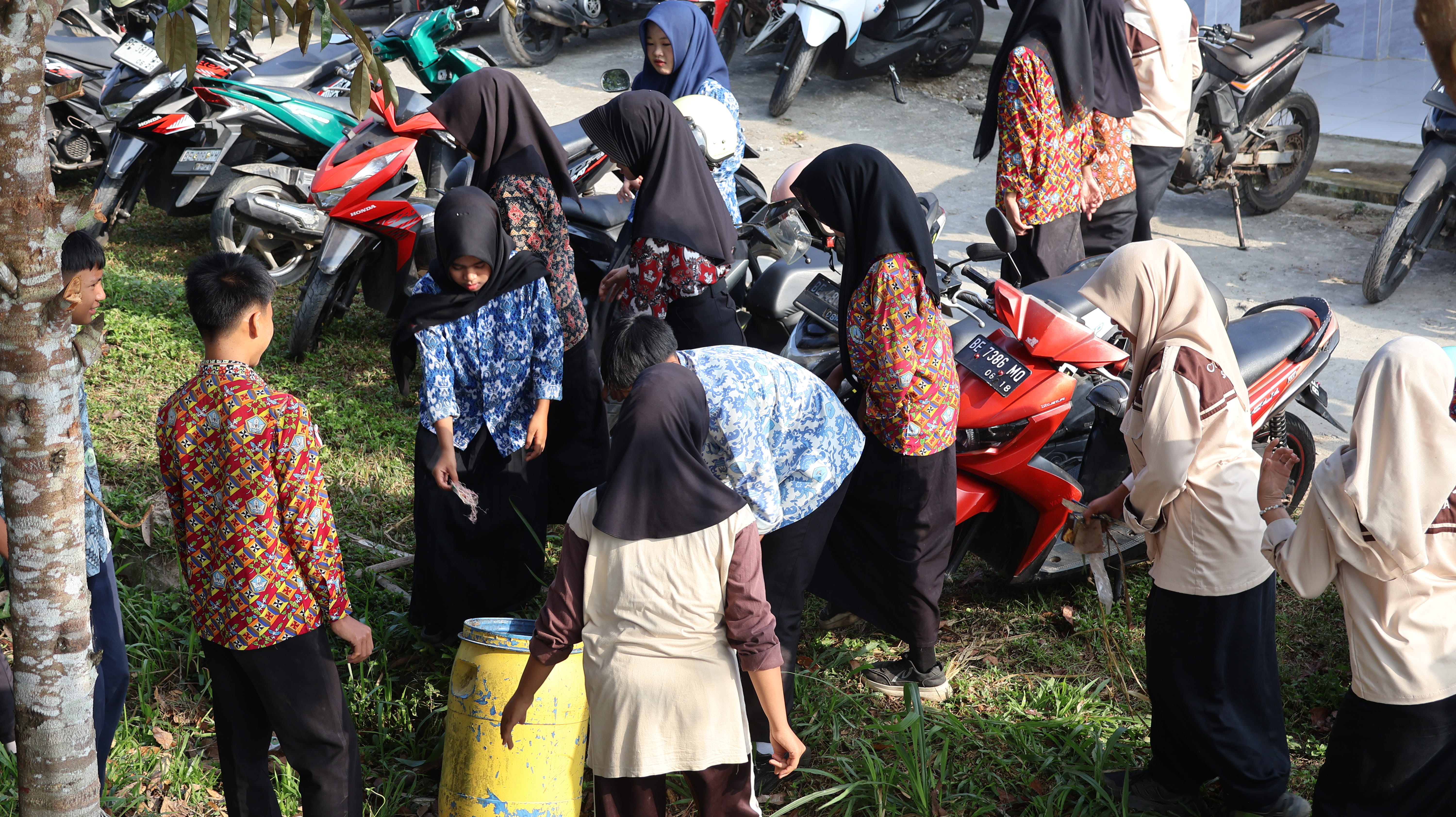 SMK Negeri 1 Liwa Ikuti Gotong Royong Serentak Gerakan ASRI